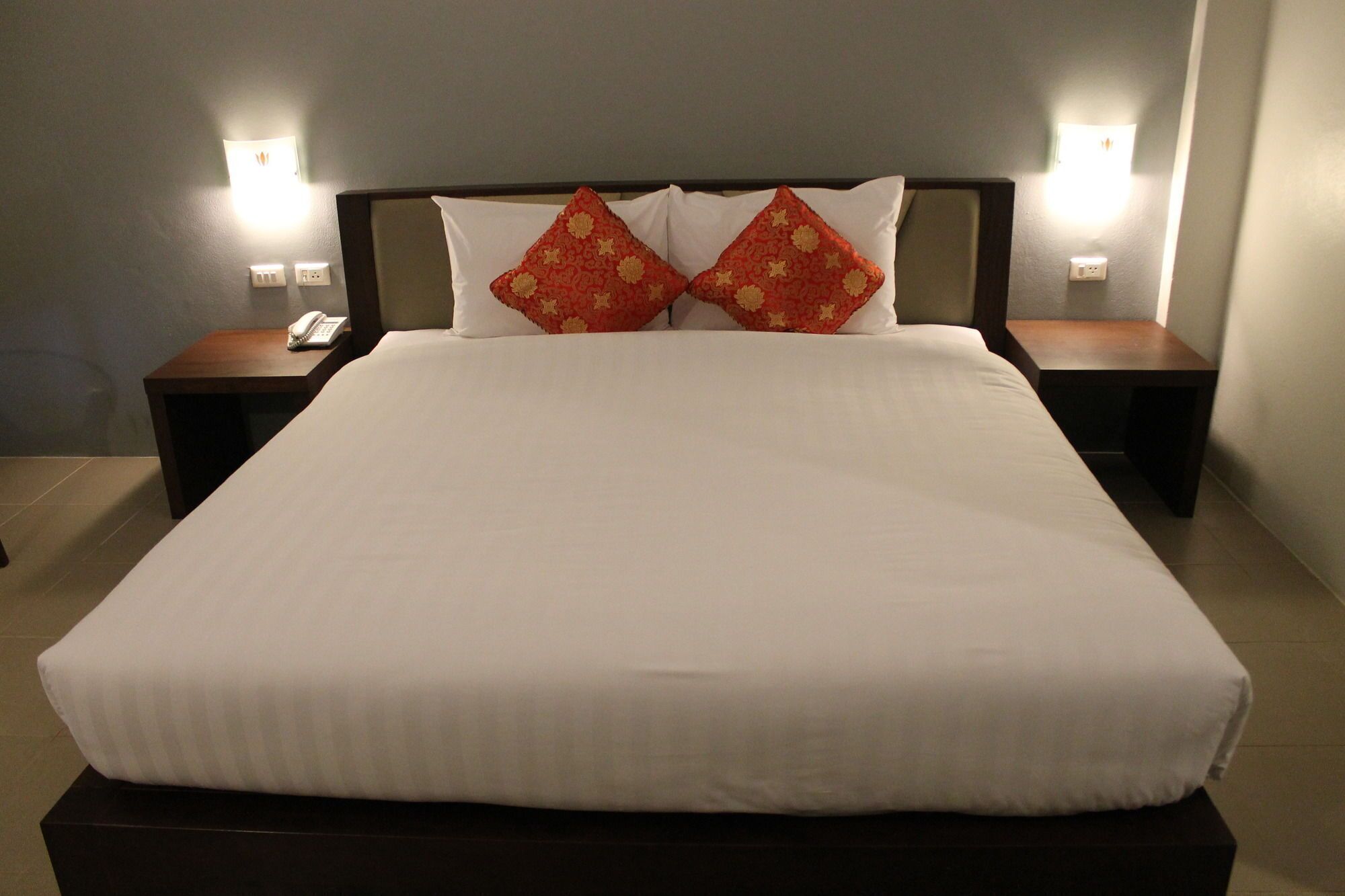 in-room safe, desk, free wifi, bed sheets