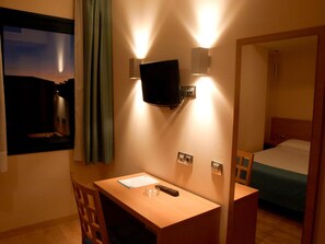 Desk, blackout drapes, iron/ironing board, rollaway beds - Hostal Aralar (Berrioplano)