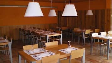 Serveert ontbijt, lunch, diner, lokale gerechten