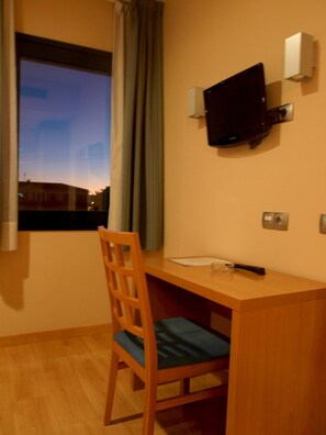 Skrivebord, blendingsgardiner og strykejern/-brett