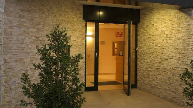A hotel entrance with a sign reading "ARALAR". - Hostal Aralar (Berrioplano)