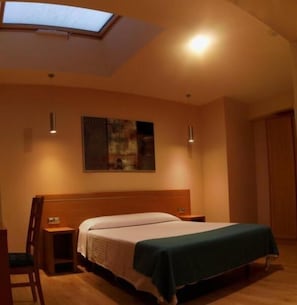 Desk, blackout drapes, iron/ironing board, rollaway beds - Hostal Aralar (Berrioplano)