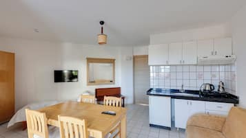 Apartamento, 1 quarto | Área de estar | TV