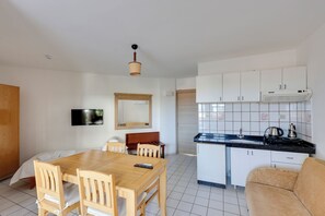 Apartamento, 1 quarto | Área de estar | TV LCD