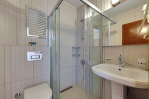 DOGA MANZARALI STUDYO DAIRE | Bathroom | Shower, free toiletries, hair dryer, towels - Naturella Apart Hotel (Kemer)