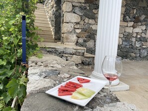 Serveert ontbijt, lunch en diner