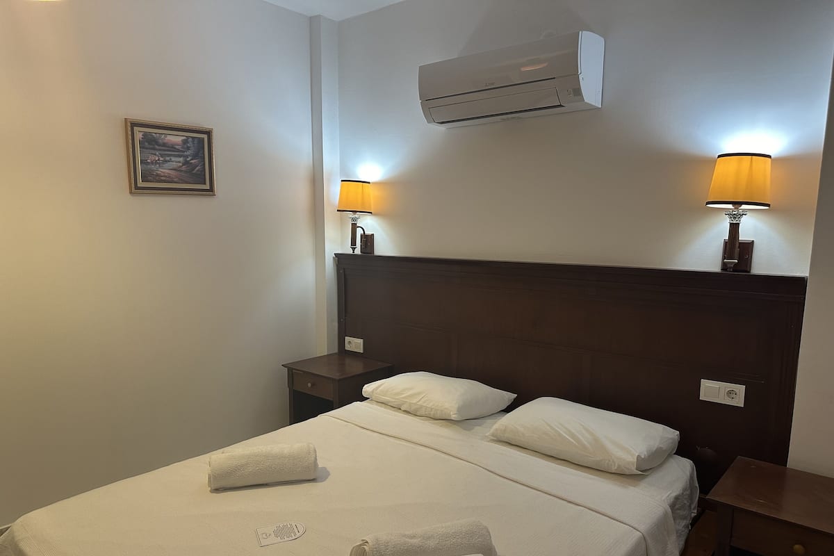 DENIZ VE SEHIR MANZARALI STUDYO DAIRE | 1 bilik tidur, peti besi dalam bilik, Wi-fi, cadar katil