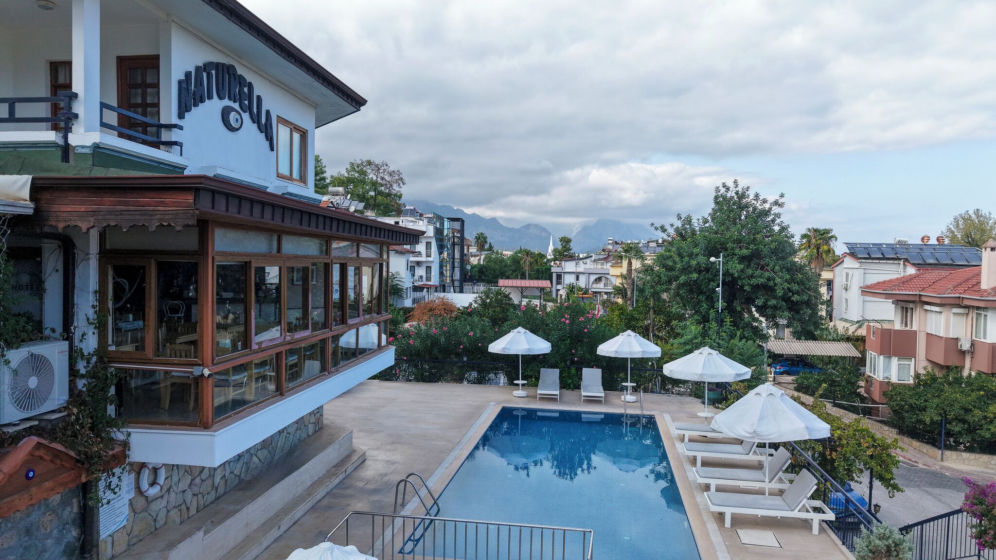 حمّام سباحة خارجي، حمّام سباحة مع شلّال، مقاعد للتشمس