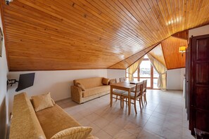 Apartment | Wohnbereich | Fernseher