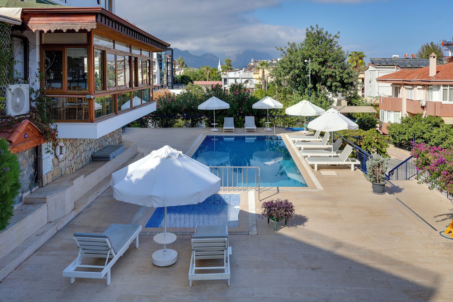 حمّام سباحة خارجي، حمّام سباحة مع شلّال، مقاعد للتشمس