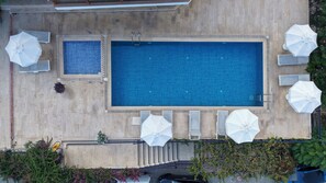 Piscina all'aperto, una piscina con cascata, lettini