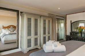 Room 1 - Deluxe | Egyptian cotton sheets, premium bedding, pillowtop beds, in-room safe - Villa Castollini (Knysna)