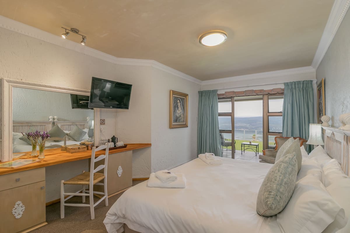Room 4 - Standard | Egyptian cotton sheets, premium bedding, pillowtop beds, in-room safe