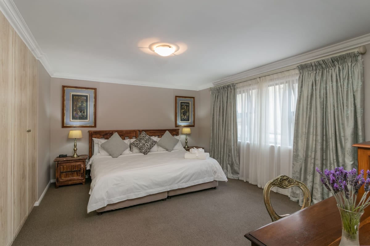 Room 8 - Superior | Egyptian cotton sheets, premium bedding, pillowtop beds, in-room safe