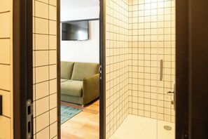 Family Quadruple Room | Bathroom | Towels, soap, shampoo, toilet paper - Hotel SUB (Asnieres-sur-Seine)