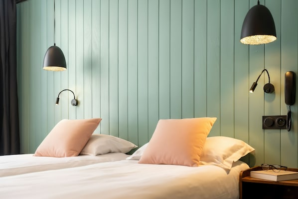 Desk, soundproofing, free WiFi, bed sheets