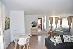 Suite Luxury, 2 camere da letto (  2  ) | Area soggiorno | TV a schermo piatto 46 pollici con canali satellitari, TV, caminetto
