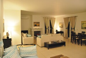 Luksussviitti, 2 makuuhuonetta | Oleskelualue | Taulutelevisio, takka, Netflix, DVD-soitin