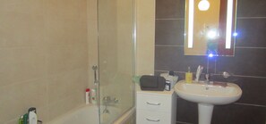 Apartment, 1 Bedroom (Triq D'Argens, Gzira) | Bathroom