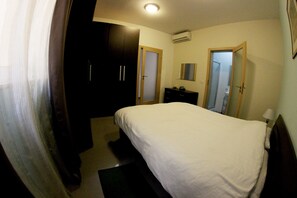 Individually decorated, individually furnished, desk, blackout curtains - Malta Holiday Lets Sliema (Sliema)