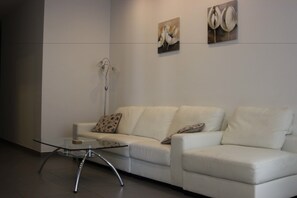 아파트, 침실 2개 (Depiro Point, Triq Depiro, Sliema) | 각각 다른 스타일의 인테리어, 각각 다르게 가구 비치, 책상, 암막 커튼