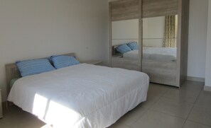 아파트, 침실 1개 (Triq D'Argens, Gzira) | 각각 다른 스타일의 인테리어, 각각 다르게 가구 비치, 책상, 암막 커튼