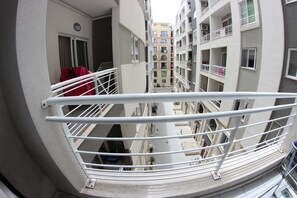 아파트, 침실 2개 (Depiro Point, Triq Depiro, Sliema) | 각각 다른 스타일의 인테리어, 각각 다르게 가구 비치, 책상, 암막 커튼