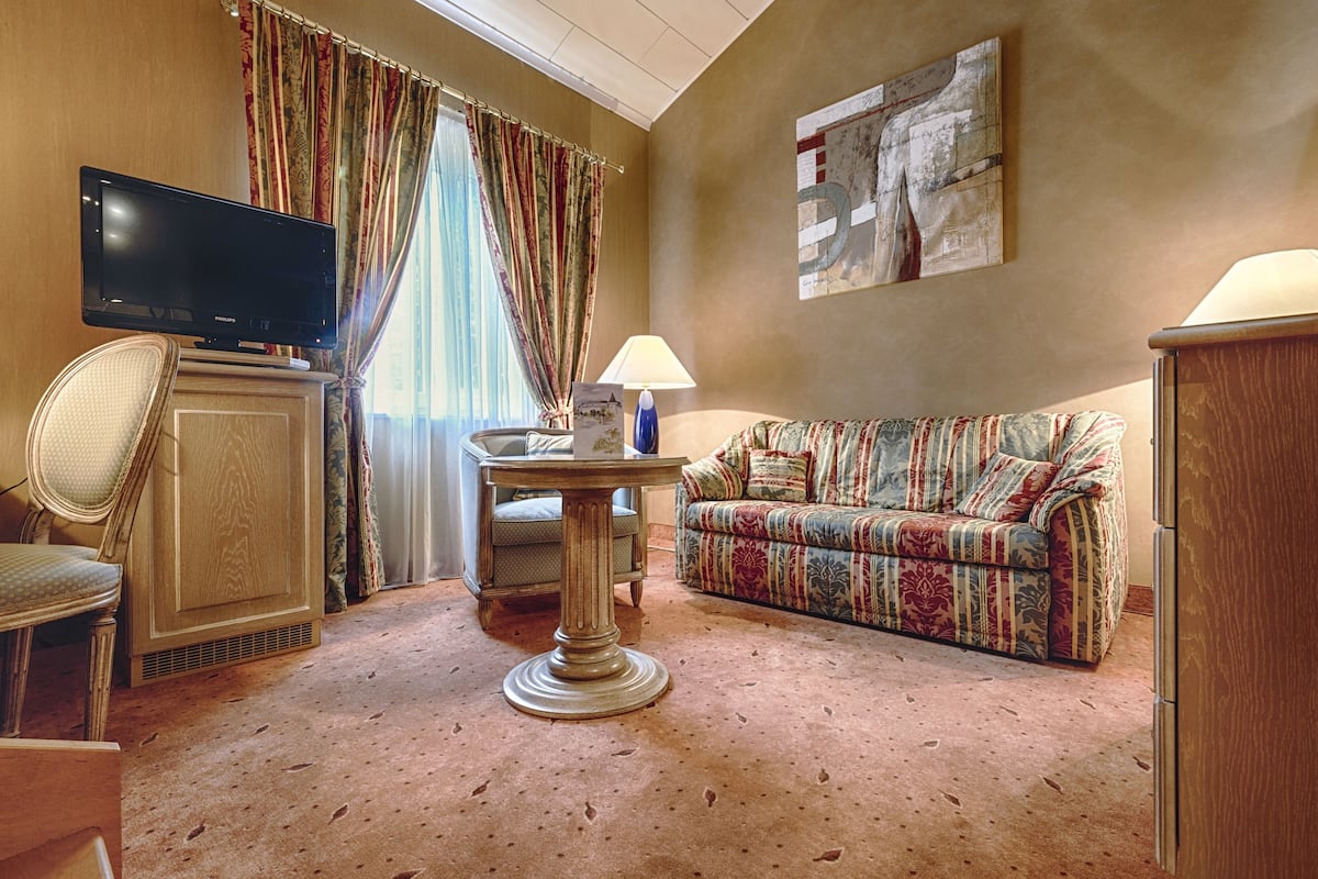 superior suite | living area | flat-screen tv