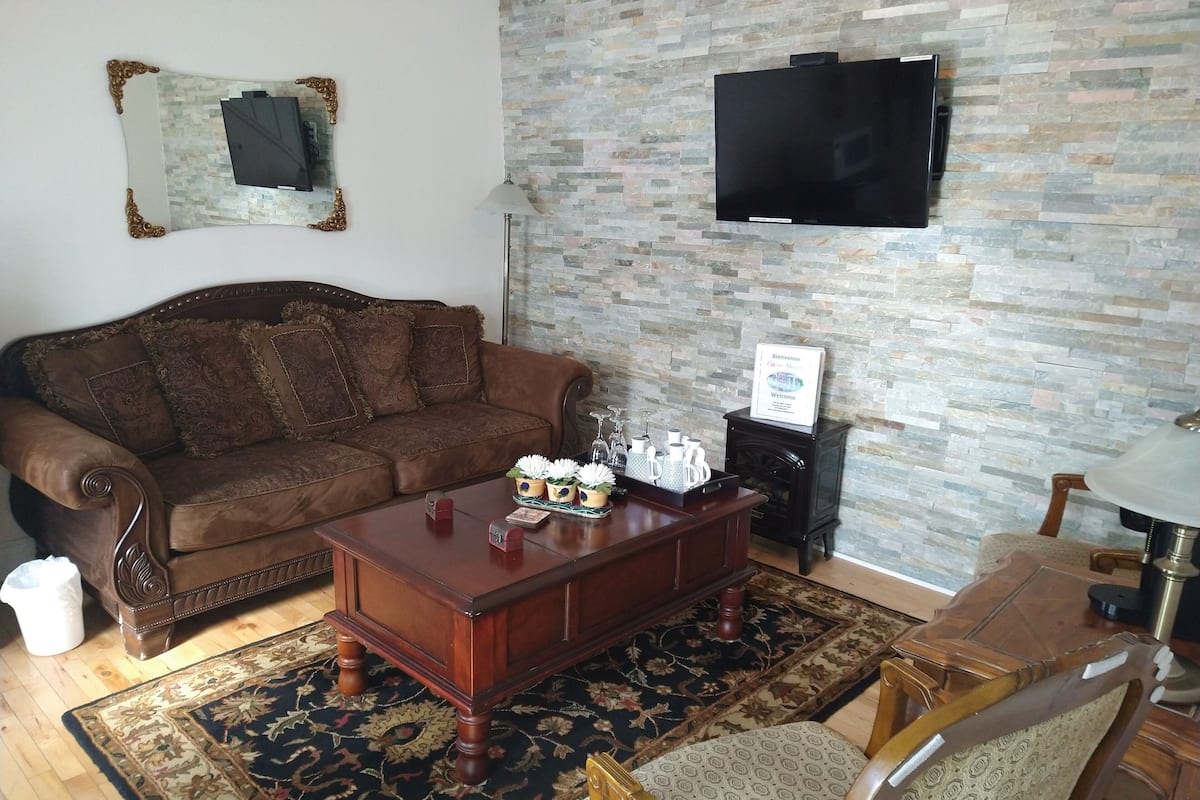 Suite Memphre | Living area | Flat-screen TV