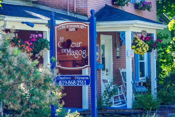 Front of property - Au Coeur de Magog B&B (Magog)