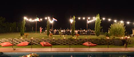 Außenpool, Sonnenschirme, Liegestühle