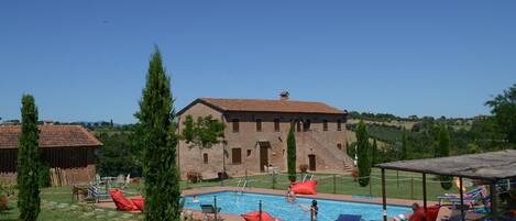 Außenpool, Sonnenschirme, Liegestühle