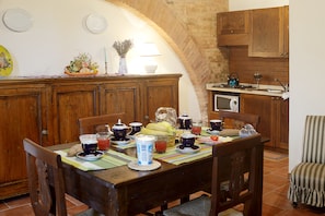 Apartment, 2 Bedrooms | Room amenity