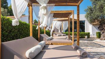 Utendørsbasseng og solsenger