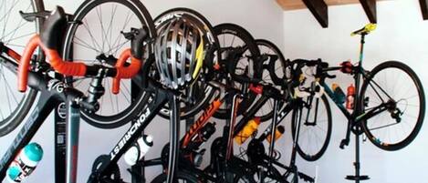 Un perchero para bicicletas instalado en la pared, con varias bicicletas.
