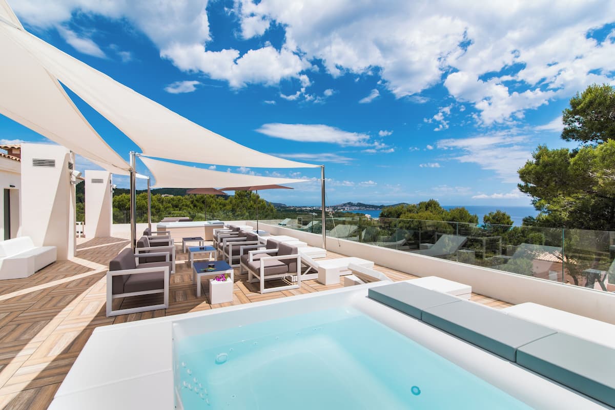 Terraço no telhado com piscina, área de estar ao ar livre e vista para o mar.