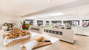 Montaje moderno de bufé con una variedad de alimentos y un diseño amplio y ordenado.