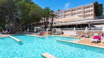 Utendørsbasseng og solsenger