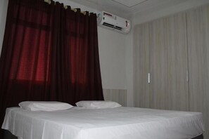 Minibar, desk, rollaway beds, free WiFi - Visconde Hotel (Sobral)