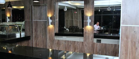 Déjeuner, dßner et souper servis sur place; cuisine locale
