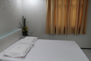 Minibar, desk, rollaway beds, free WiFi - Visconde Hotel (Sobral)
