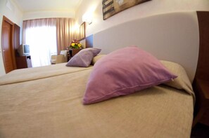 In-room safe, desk, blackout drapes, soundproofing - Cala Gat (Capdepera)