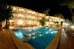 Bagian depan properti - sore/malam