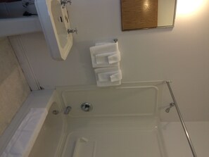Ensemble douche/baignoire, articles de toilette gratuits, sèche-cheveux