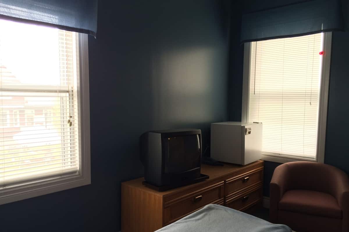 Standard Room, 1 Queen Bed | WiFi (free), bed sheets