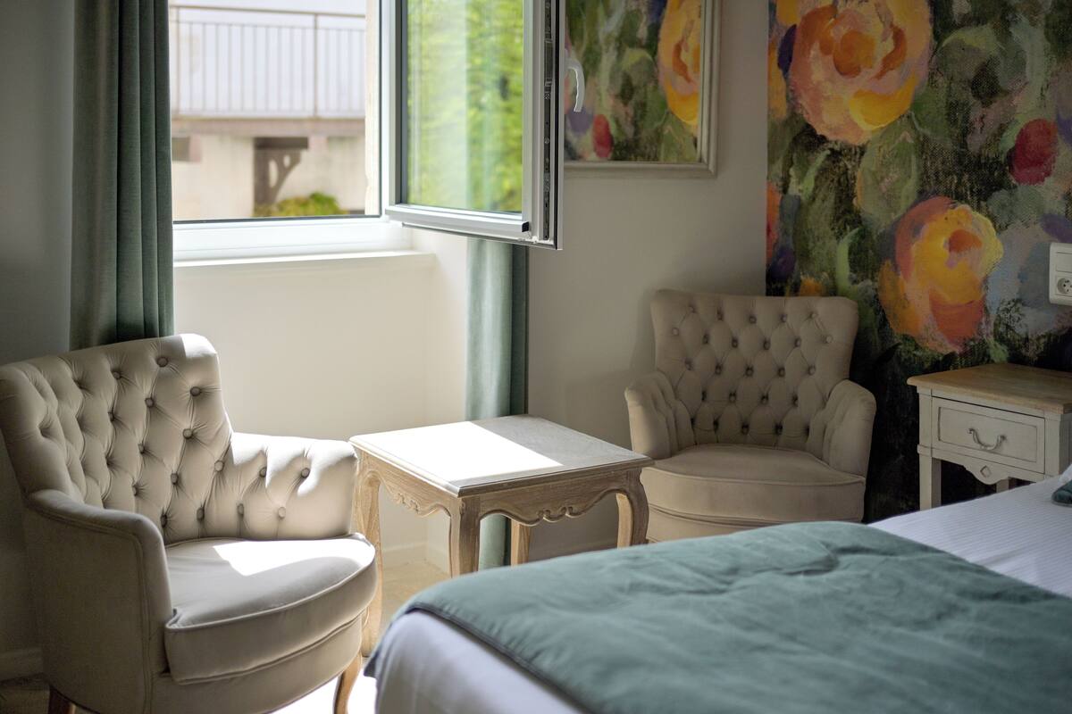 Premium bedding, in-room safe, desk, iron/ironing board (on request)