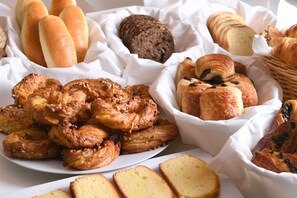 매일 뷔페 아침 식사(1인당 EUR 18)