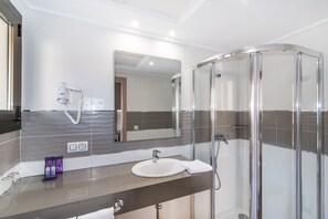 Chambre Double, balcon | Salle de bain