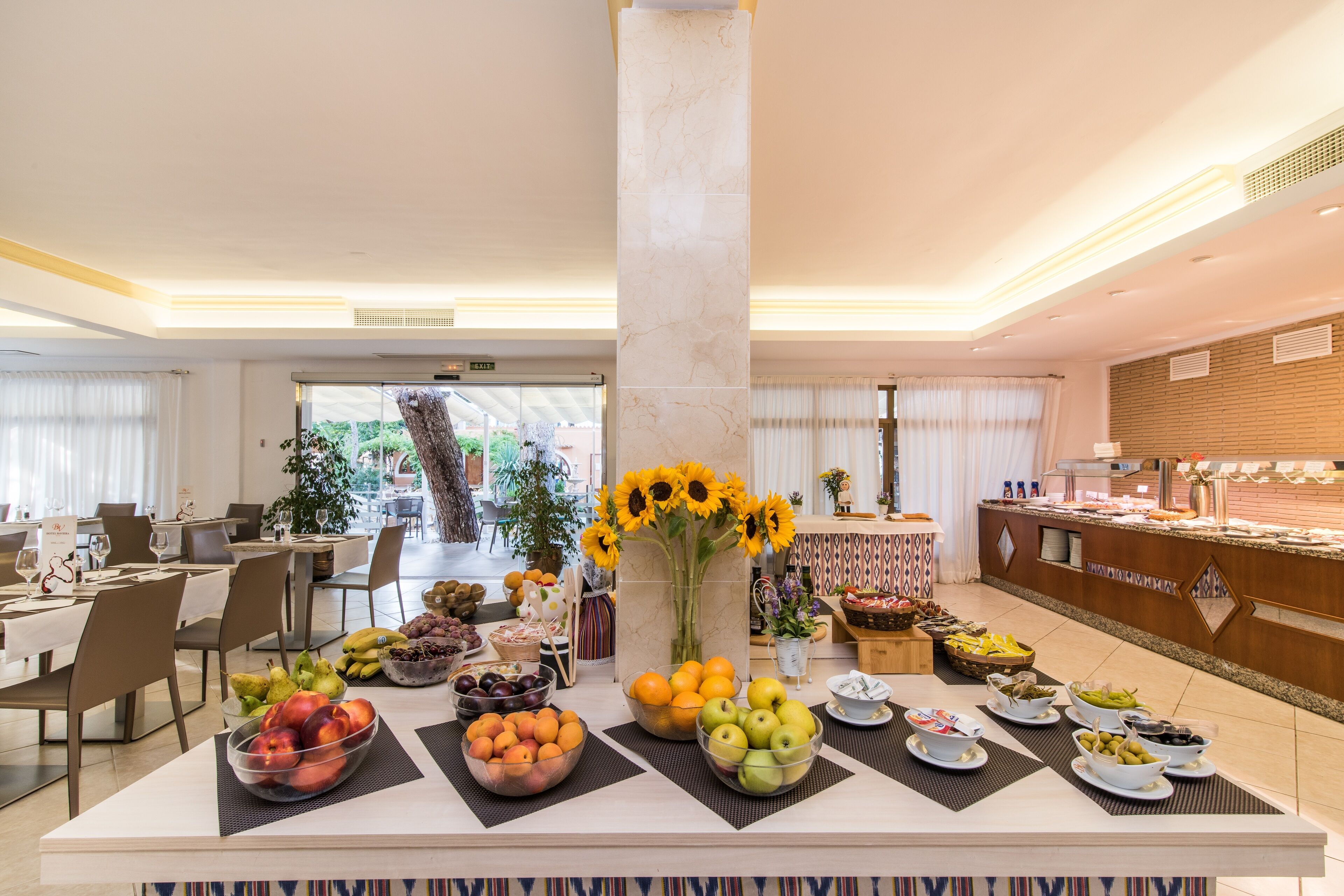 Lunch and dinner served, international cuisine