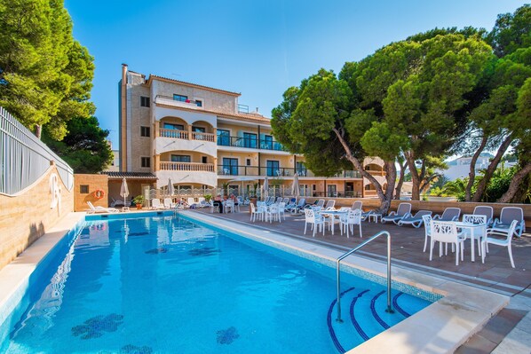 Piscine extérieure, piscine sur le toit, parasols de plage